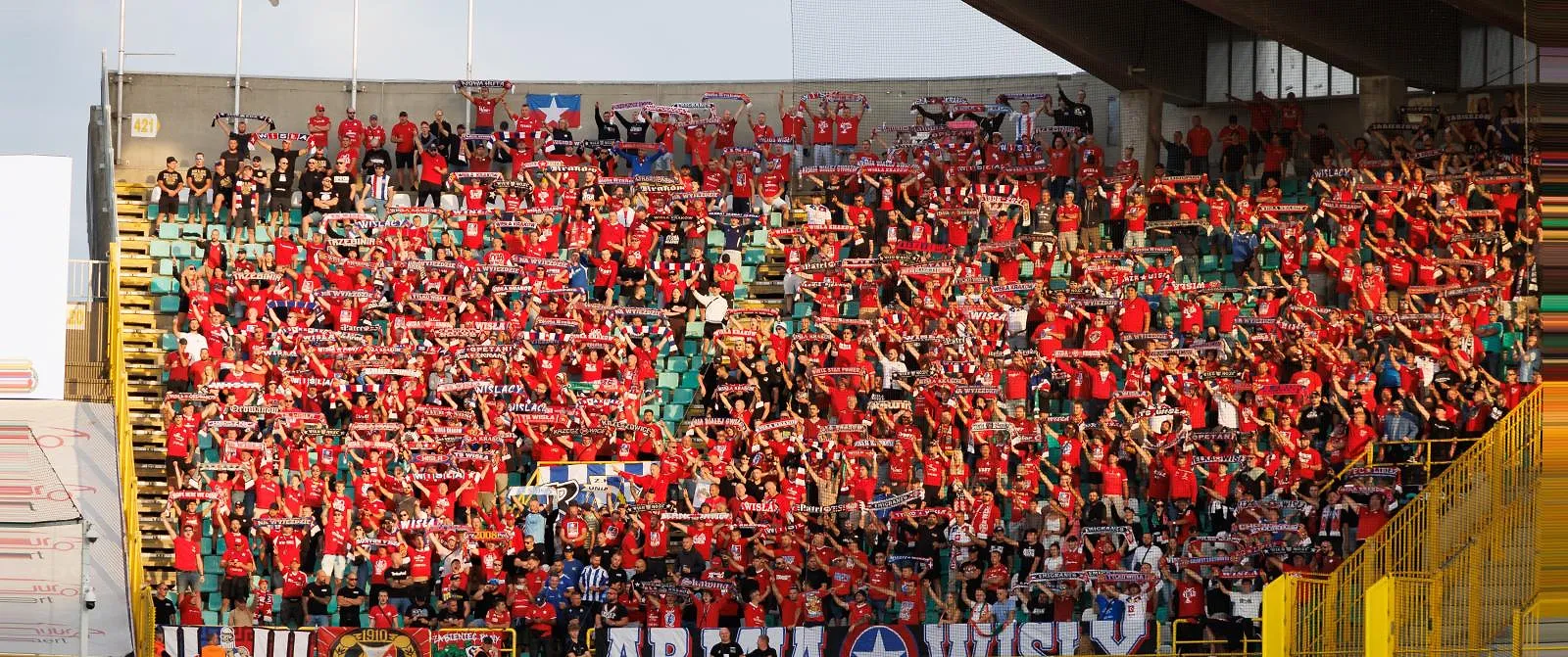 Scène surréaliste en Pologne : ses supporters interdits de déplacement, le Wisla Cracovie refuse de jouer - Jérôme Jordens