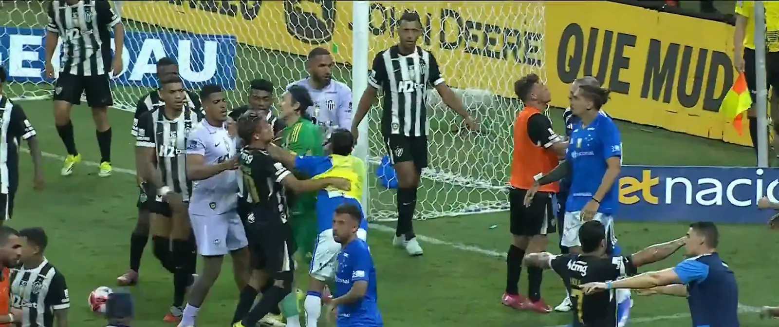 Un coup de poing de Hulk, 23 cartons rouges : un match tourne à la bagarre générale au Brésil - Jérôme Jordens