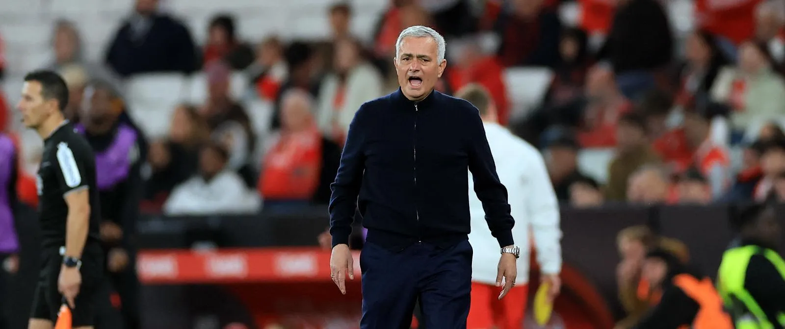 « Moi, je suis un traître ? » : José Mourinho exclu lors du choc Benfica-Porto - Jérôme Jordens