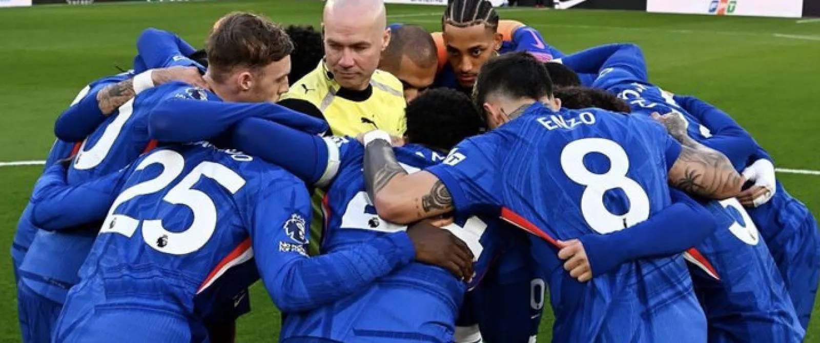 L’image hilarante du jour : quand l’arbitre participe au briefing d’avant match de Chelsea - Guillaume Jans