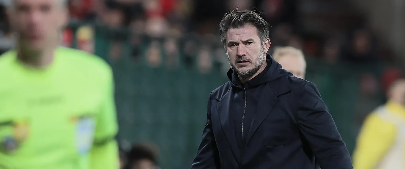 « Honte à vous » : Carl Hoefkens, l’ancien coach du Standard, en grosse difficulté aux Pays-Bas ! - Tom Oliver