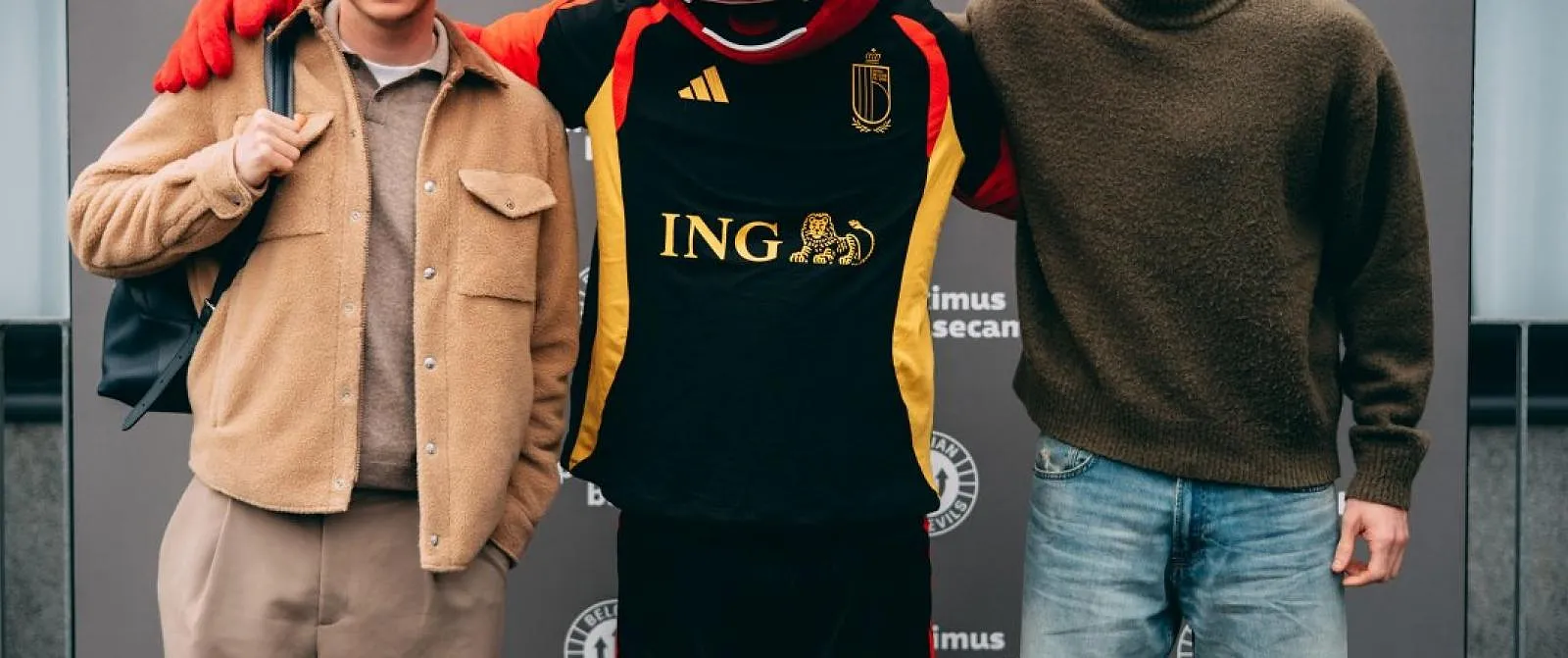 Nathan De Cat déposé par sa maman pour sa première : les Diables rouges sont arrivés à Tubize (photos) - Tom Oliver