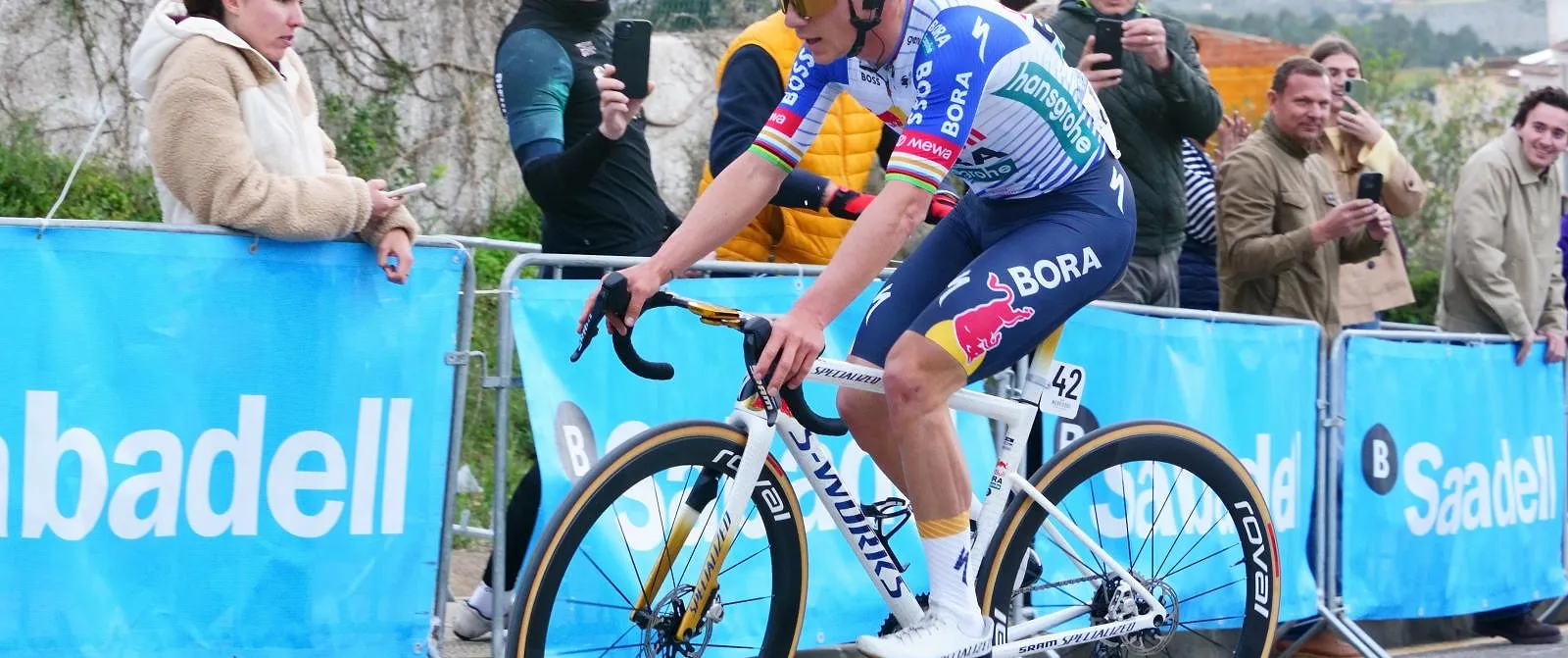 Tombé à cause d’un trou, Evenepoel rassure : « J’ai mal, mais je n’ai heureusement rien de cassé » - Jérôme Jordens