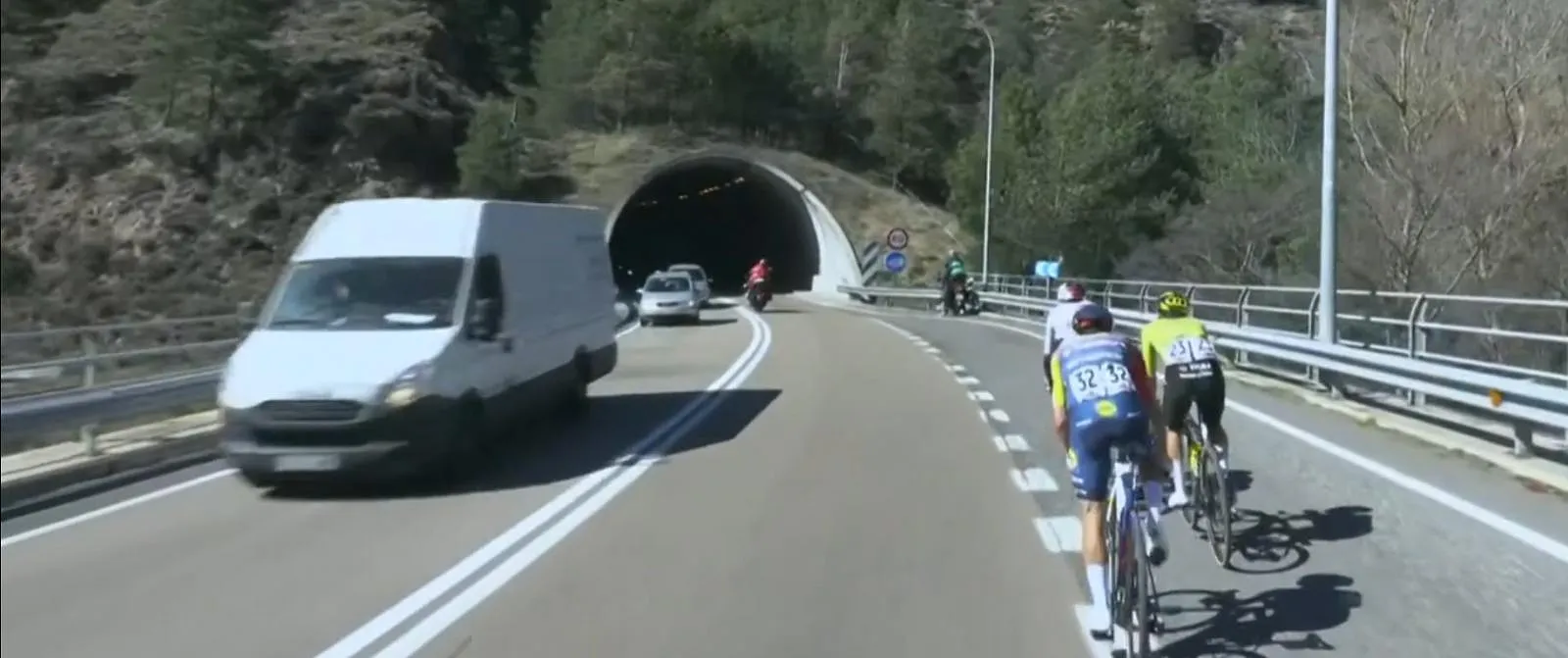 Grosse frayeur au Tour de Catalogne : les voitures passent juste à côté des cyclistes ! - Samuel Guadi