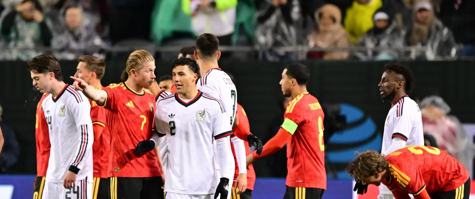 Les images que vous avez manquées : ça a chauffé entre De Bruyne et un joueur mexicain - Jérôme Jordens