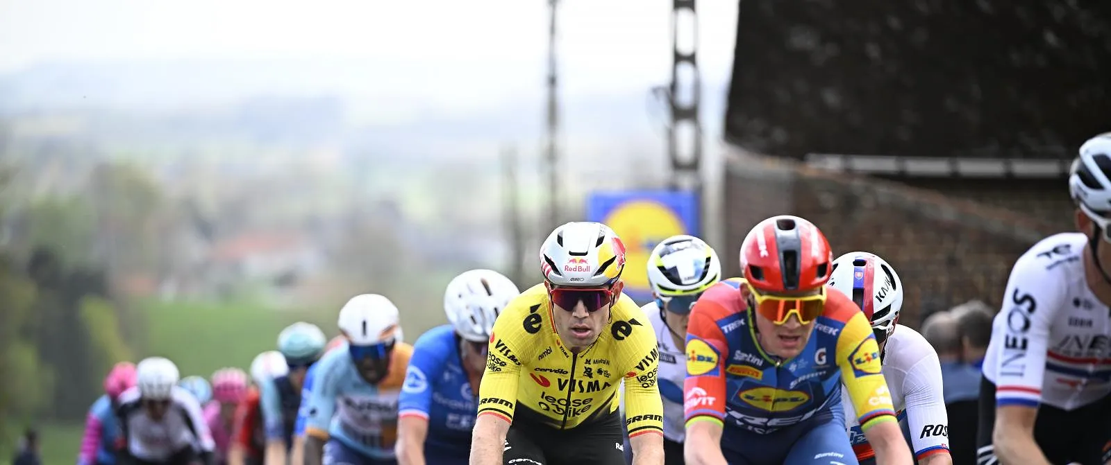 « J’ai tellement de respect pour toi » : Mads Pedersen admiratif du numéro de Wout van Aert - Jérôme Jordens
