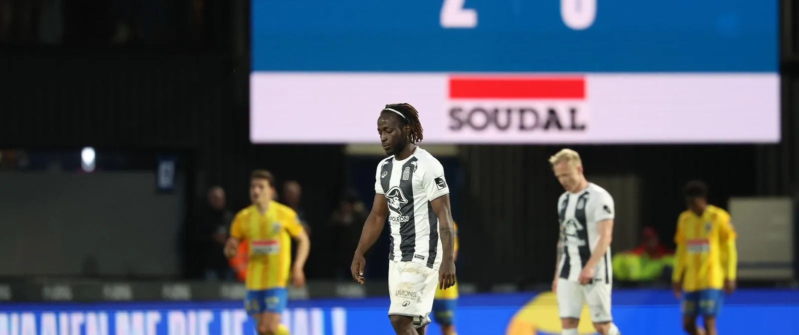 Charleroi trébuche déjà à Westerlo (2-0), Camara exclu - Belga