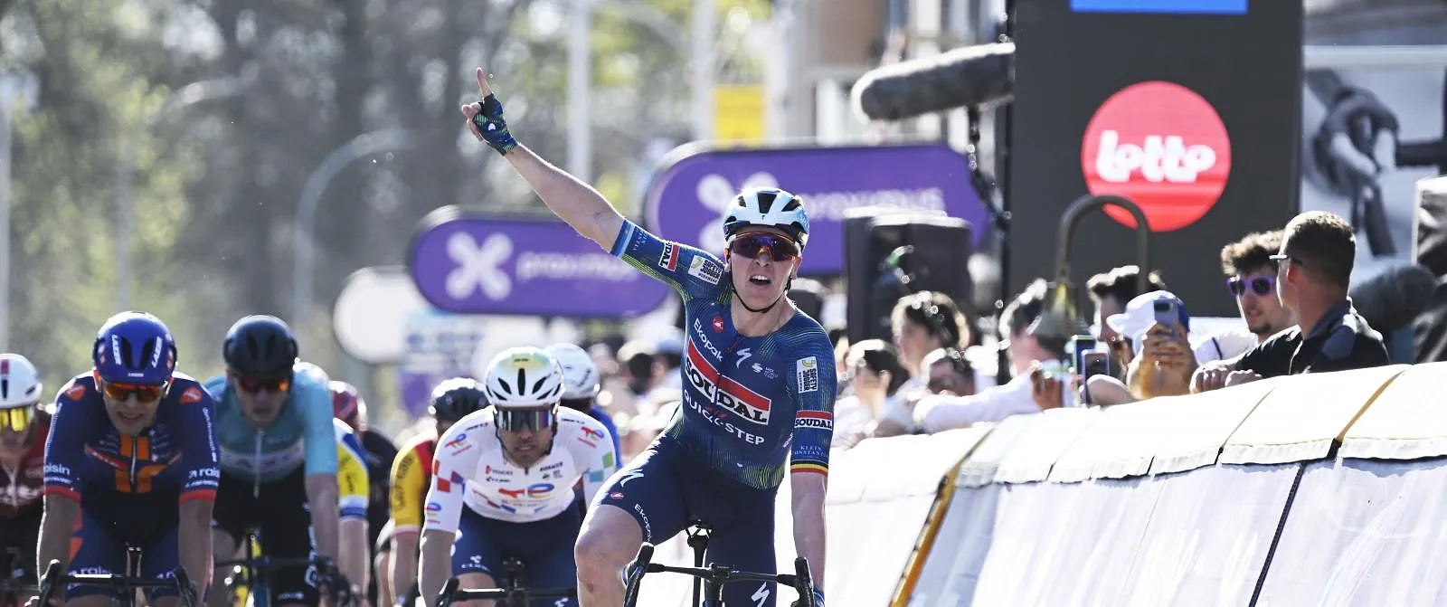 Tim Merlier remporte le GP de l’Escaut pour la troisième année consécutive dans un final marqué par les chutes - Belga