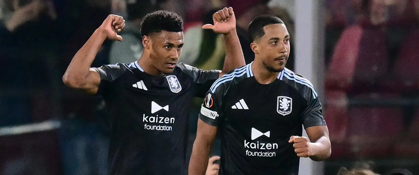 Europa League : Aston Villa, avec Onana et Tielemans titulaires, s’impose à Bologne, Forest partage - Aston Villa's English striker #11 Ollie Watkins celebrates scoring his team's third goal with Aston Villa's Belgian midfielder #08 Youri Tielemans during the UEFA Europa League quarter final first leg football match between Bologna and Aston Villa at the Renato Dall'Ara stadium in Bologna on April 9, 2026. Stefano RELLANDINI / AFP - Belga