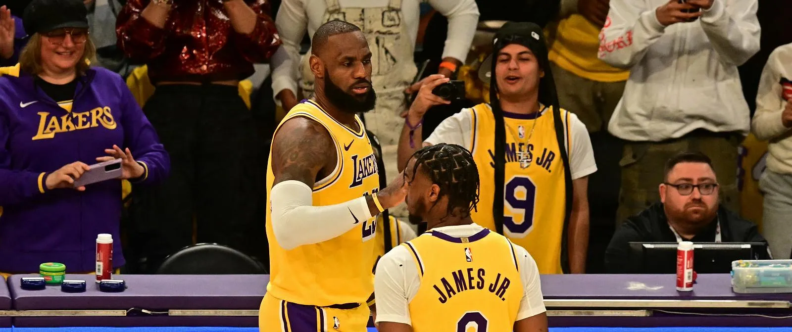 Bronny pour LeBron, les James marquent l’histoire : premier assist d’un fils pour son père en NBA - Jérôme Jordens