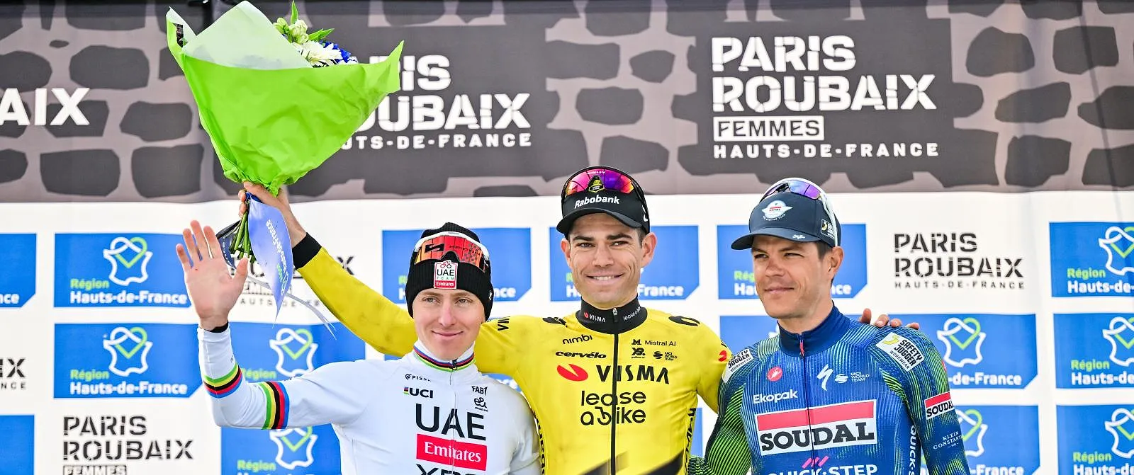 « Il m’a envoyé un message à 4h15 du matin » : le magnifique geste de van Aert envers les parents de Goolaerts - Tom Oliver