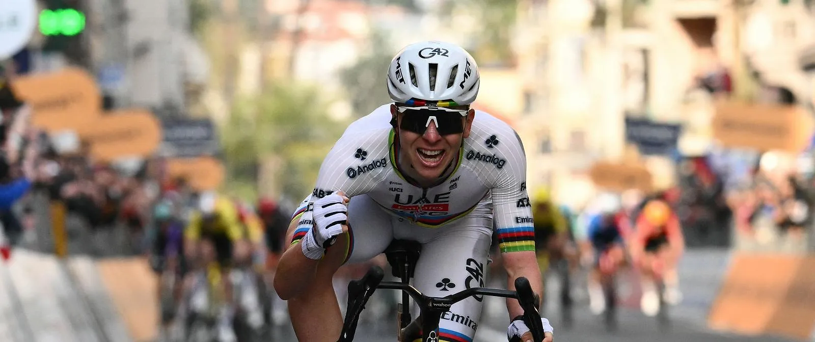 Le maillot porté par Pogacar à Sanremo vendu aux enchères, le Slovène double la mise pour la bonne cause - Jérôme Jordens