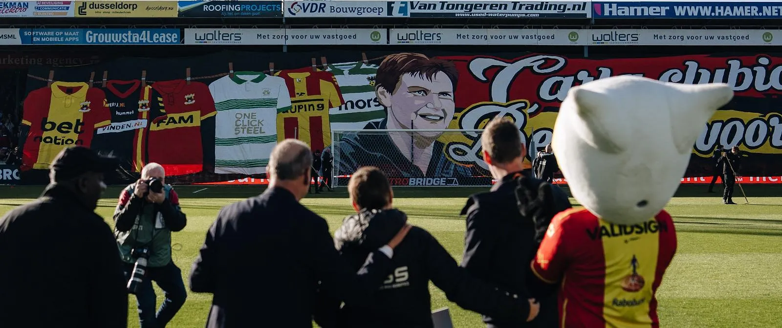 Tifo, cadre et t-shirts : l’incroyable hommage du Go Ahead Eagles à sa blanchisseuse qui prend sa retraite après 27 saisons au club - Jérôme Jordens