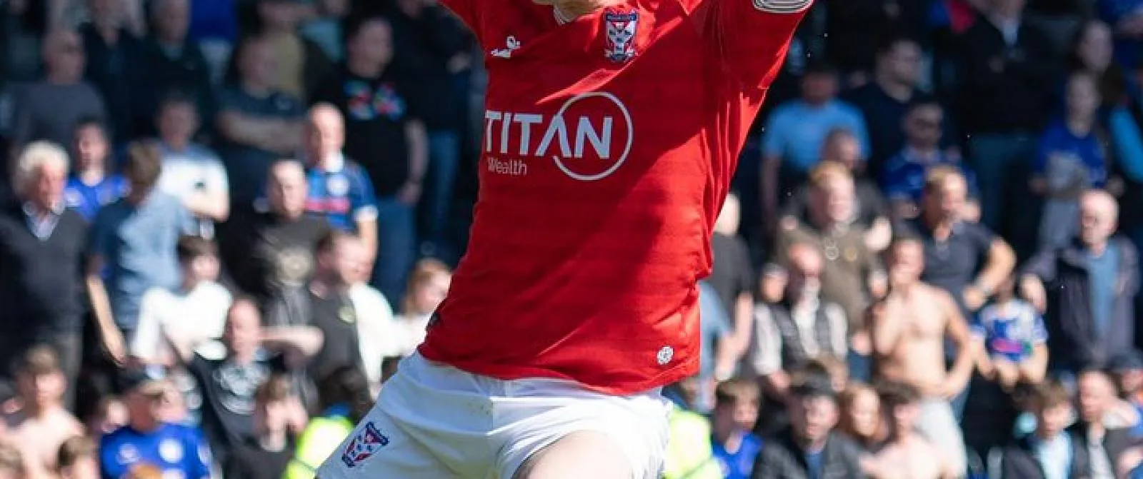 2 buts dans le temps additionnel, 2 envahissements de terrain : une bataille pour la promotion vire au chaos en Angleterre ! - Guillaume Jans