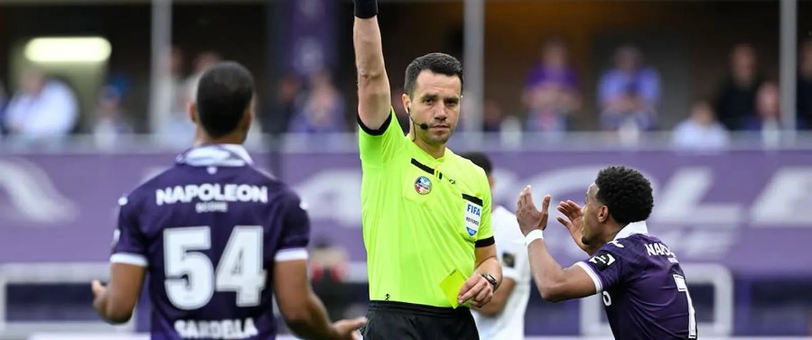 « Ne soyez pas fâché contre moi ! » : DAZN a montré les images de la discussion entre l’arbitre et la VAR sur le carton rouge de Sardella ! - Guillaume Jans