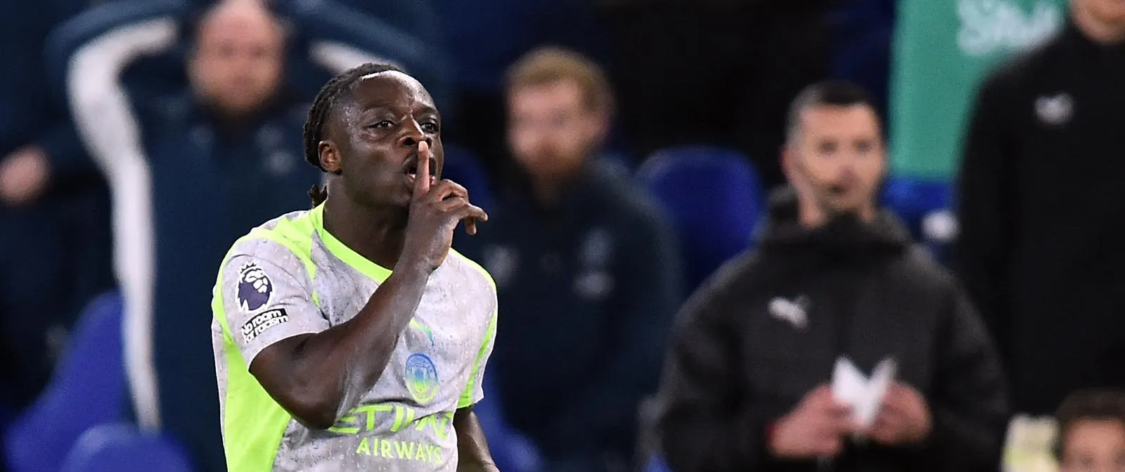 « Nous continuerons à nous battre jusqu’au bout » : Jérémy Doku croit encore au titre de Manchester City - Jérôme Jordens