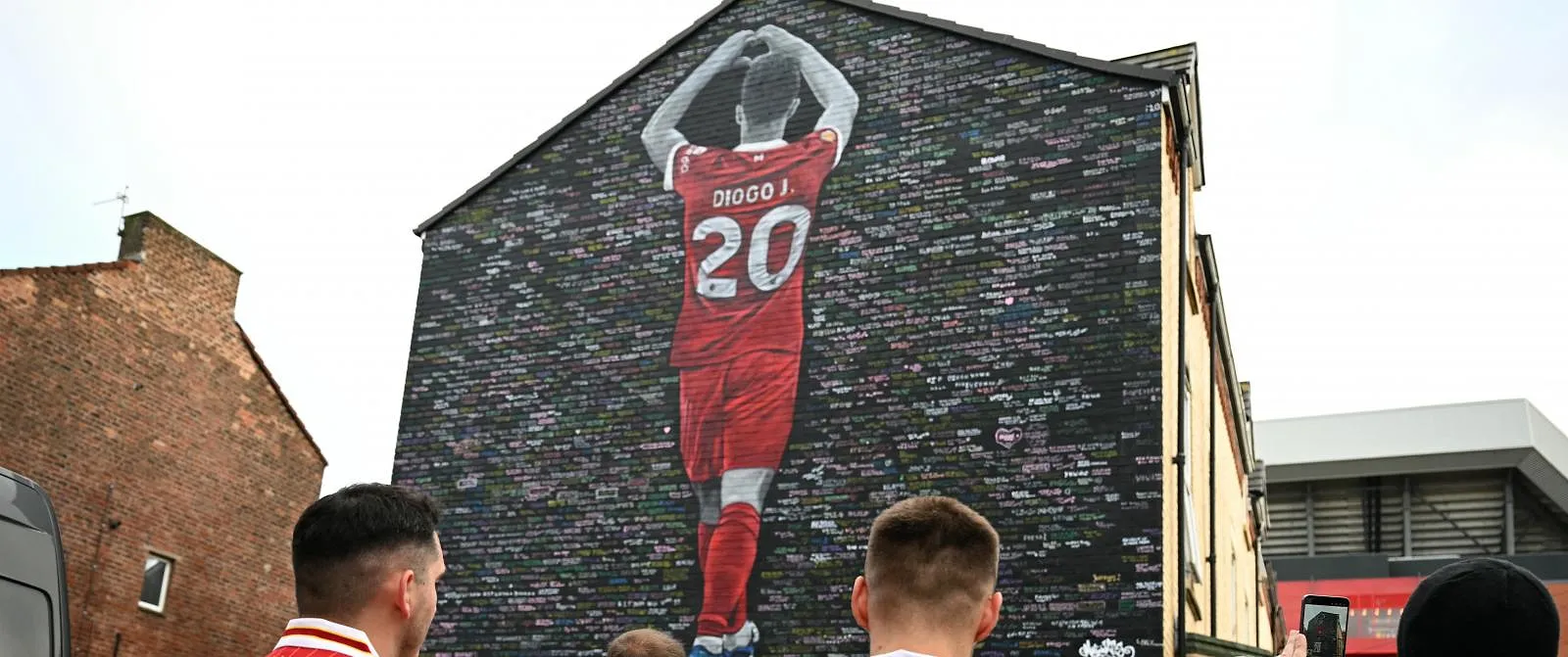 Liverpool dévoile le mémorial permanent en hommage à Diogo Jota et son frère - Belga