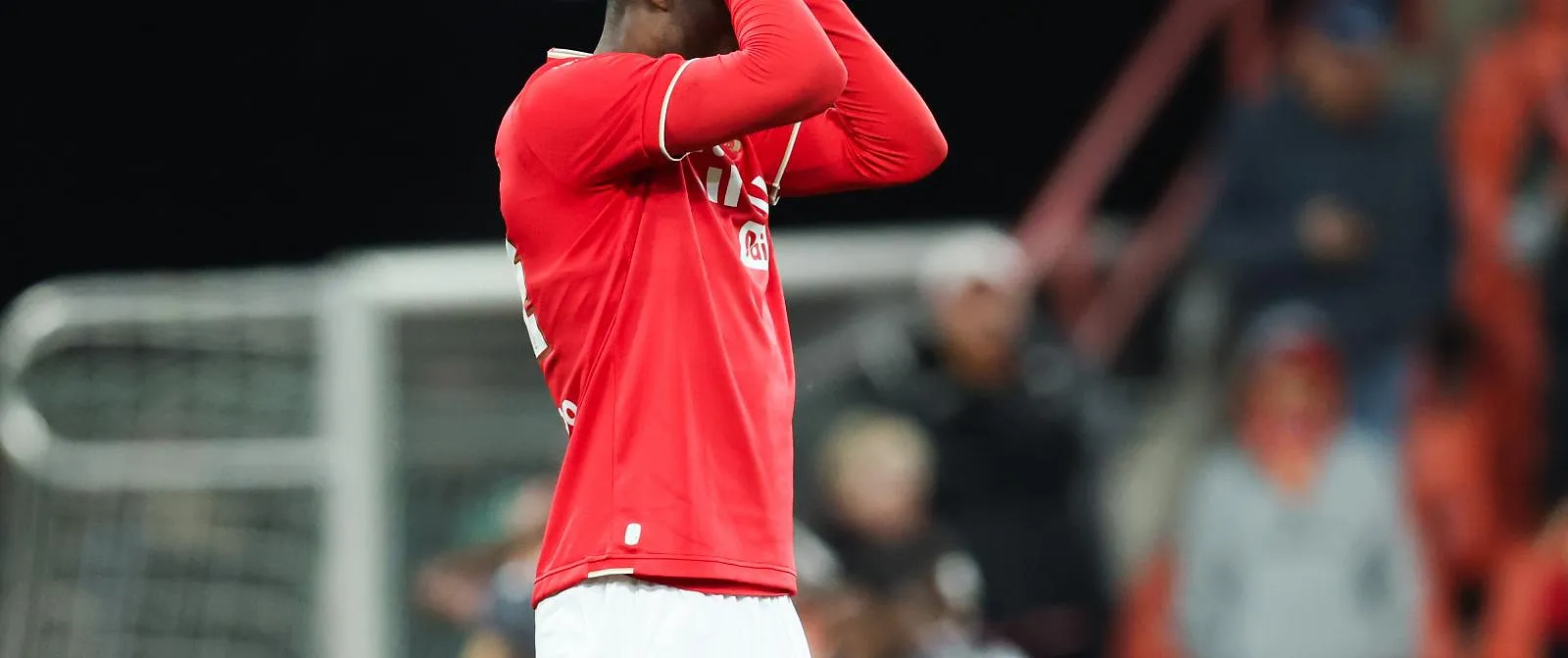 Catastrophe pour Josué Homawoo : le défenseur des Rouches s’est rompu le tendon d’Achille - Jérôme Jordens