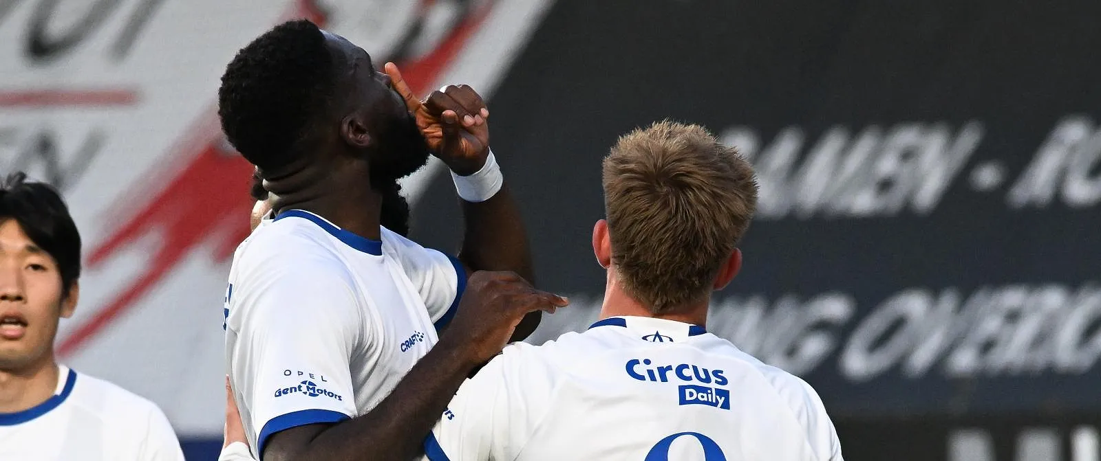 « Kanga dehors » : Wilfried Kanga provoque ses propres supporters et se fait huer en retour ! - Samuel Guadi