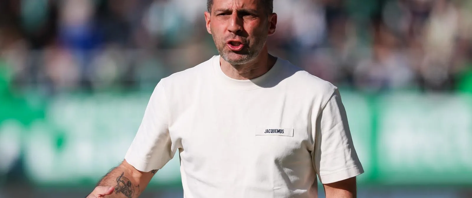« L’an dernier j’ai perdu le titre et mon travail à cause d’un seul homme, et aujourd’hui ça se reproduit », Yannick Ferrera furieux sur l’arbitrage de Lommel-Dender - Guillaume Jans