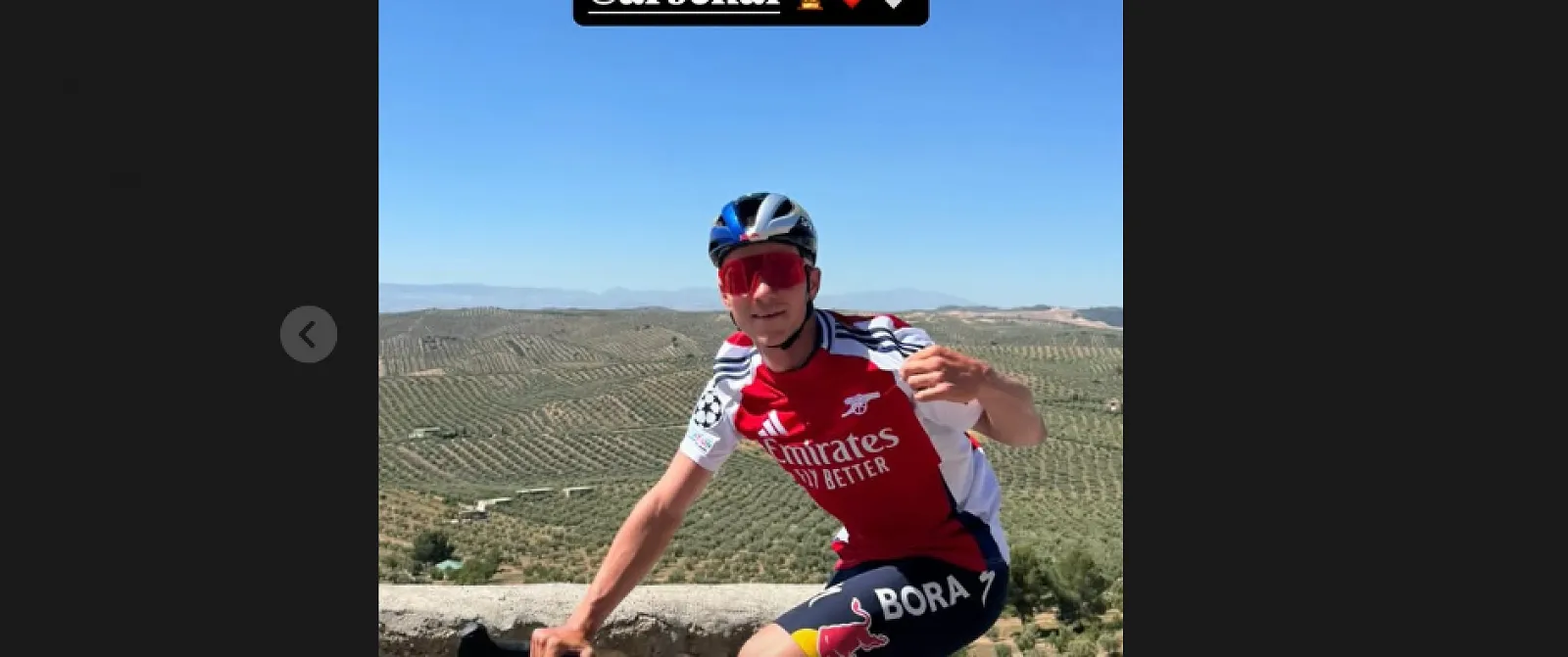 Evenepoel fête le titre d’Arsenal avec un maillot des Gunners lors de son entraînement - Jérôme Jordens