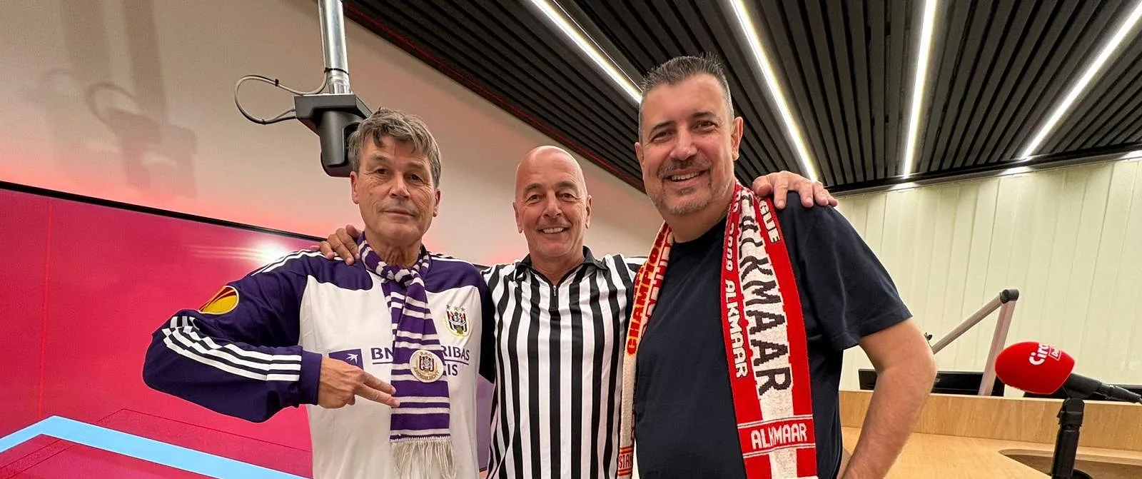 Le derby wallon entre le Standard et Charleroi, celui des Flandres entre Gand et Bruges… : Marc Delire préface les affiches du week-end dans Top Prono avec deux fans ! (vidéo) - Guillaume Jans