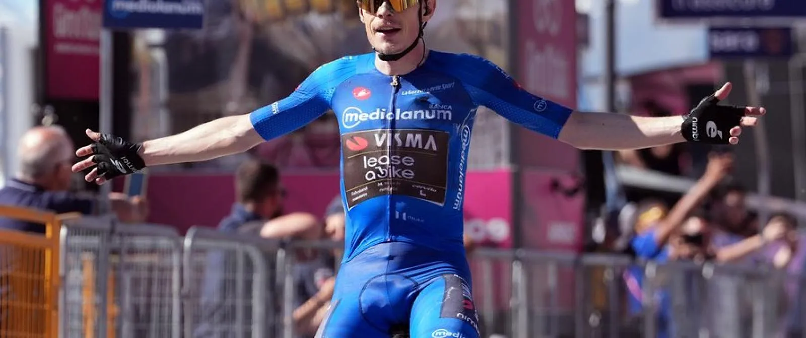 Giro 2026 : Jonas Vingegaard frappe un grand coup dans le final de la 14ème étape et prend le maillot rose - Belga
