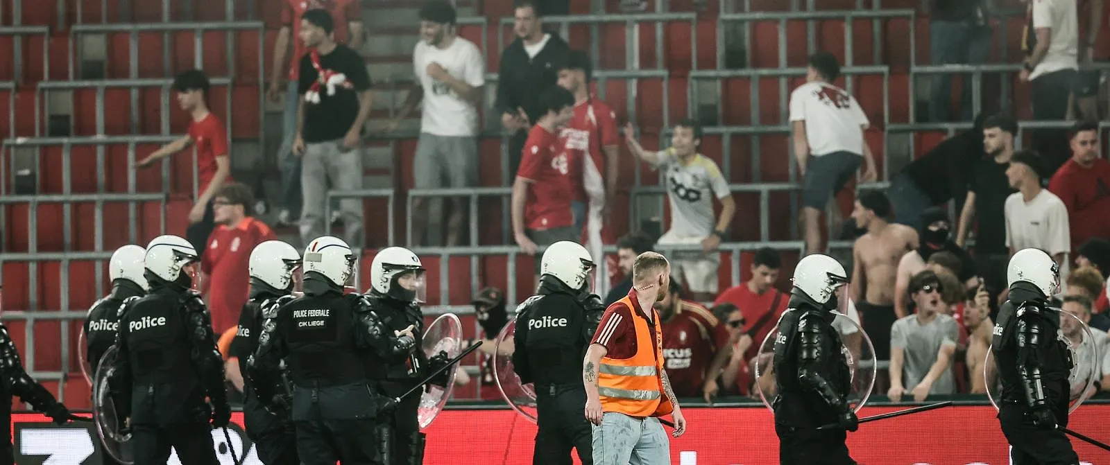 Envahissement de terrains, jets de fumigènes, bagarres entre supporters : les images choquantes d’un choc wallon qui a totalement dégénéré - Guillaume Jans