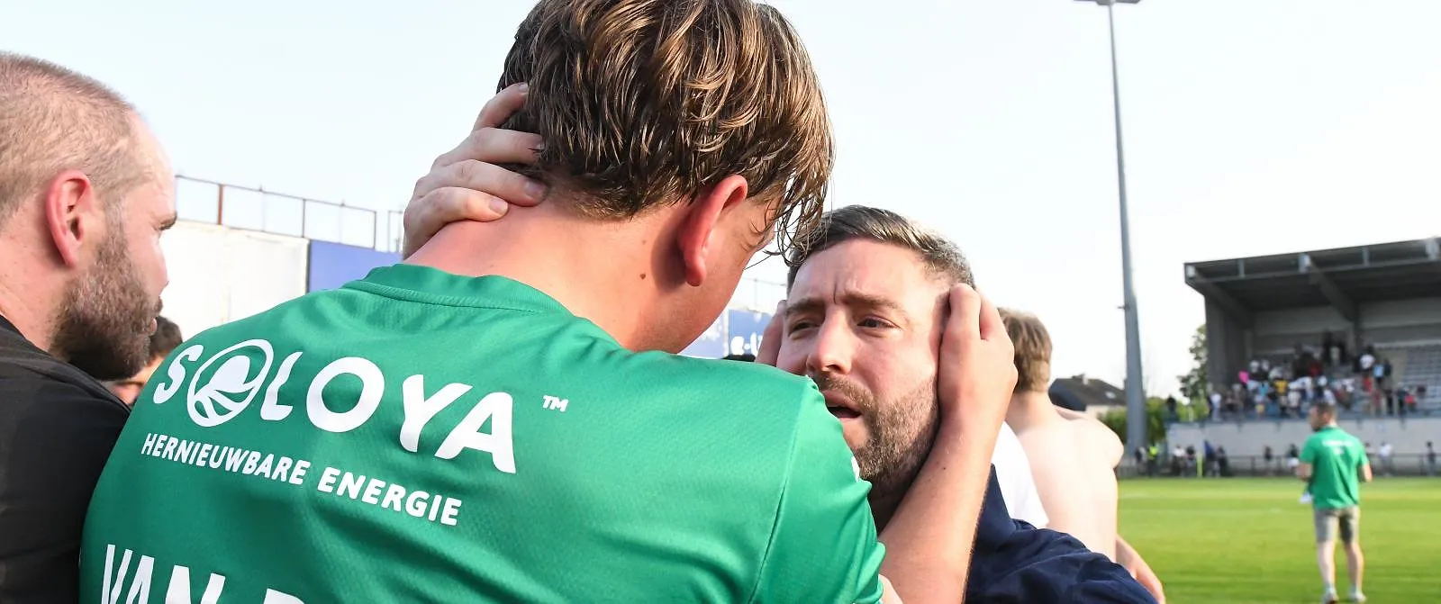 « Les garçons ont travaillé tellement dur pour cela » : Lee Johnson euphorique après la montée de Lommel SK - Guillaume Jans