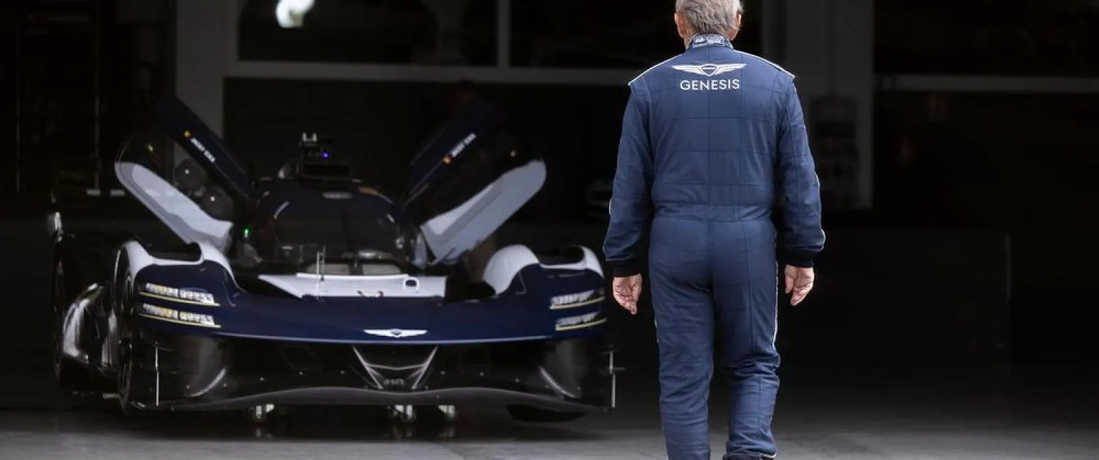 Hommage d’exception à Jacky Ickx, installé au volant de l’Hypercar Genesis au Castellet - Samuel Guadi