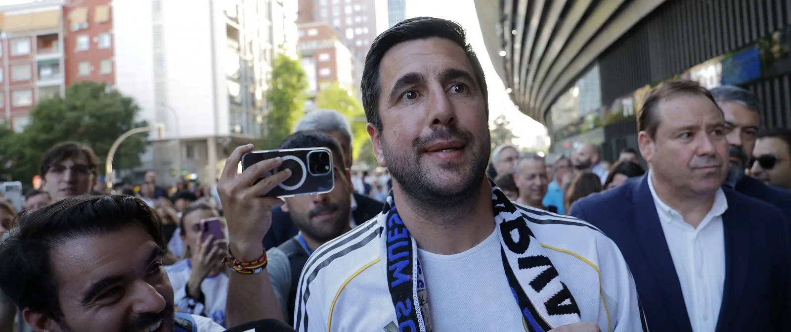 « Deux grandes stars ont signé » : la promesse du nouveau candidat à la présidence du Real Madrid ! - Tom Oliver