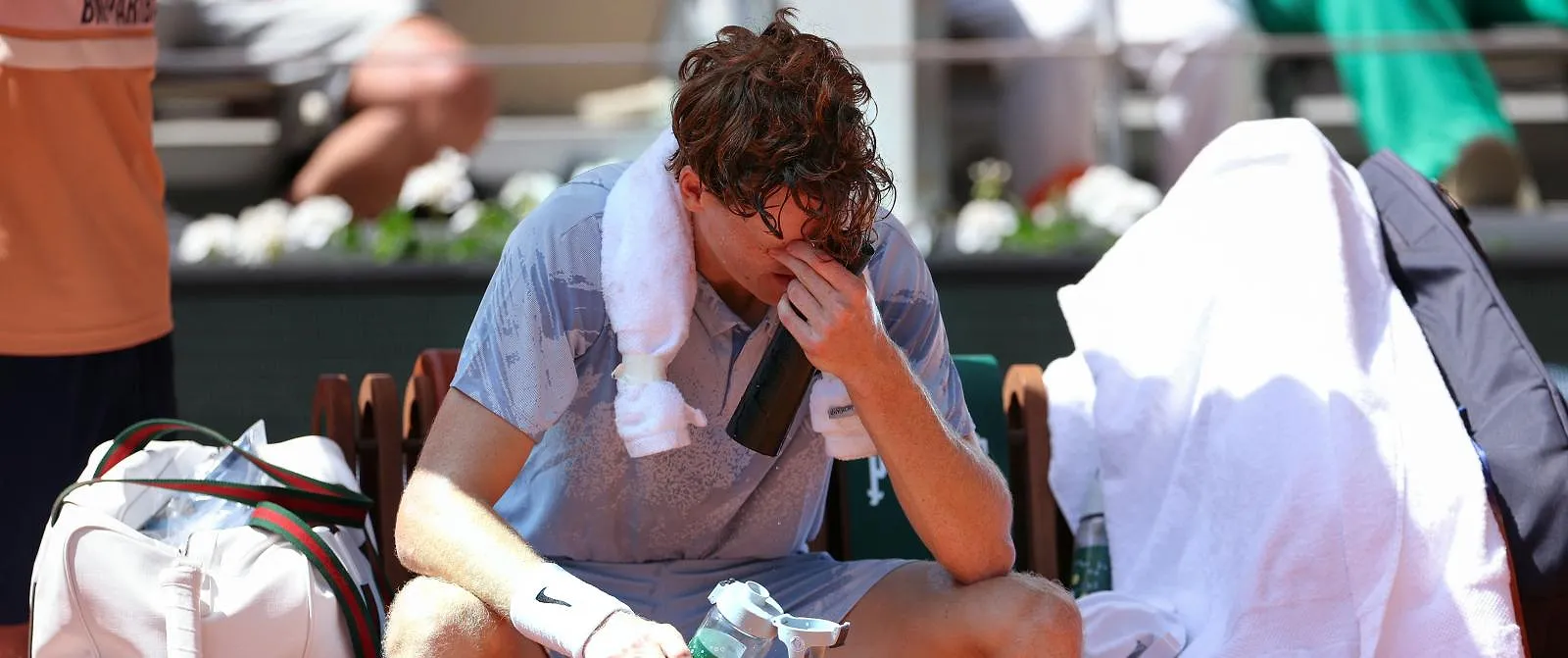 Séisme total à Roland-Garros : physiquement atteint, Jannik Sinner est éliminé au second tour ! - Samuel Guadi