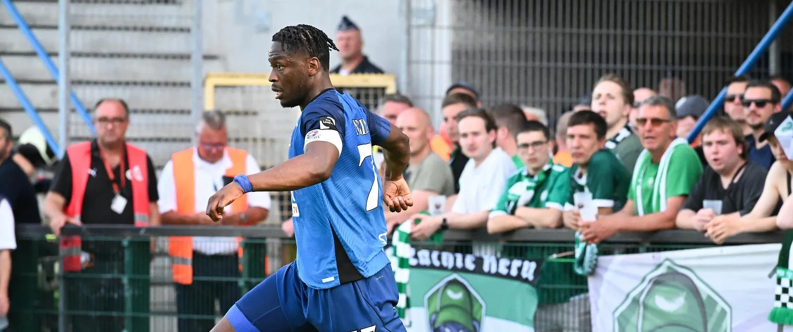 « Très heureux d’enfin pouvoir porter ce maillot » : le Standard présente officiellement Bruny Nsimba - Jérôme Jordens