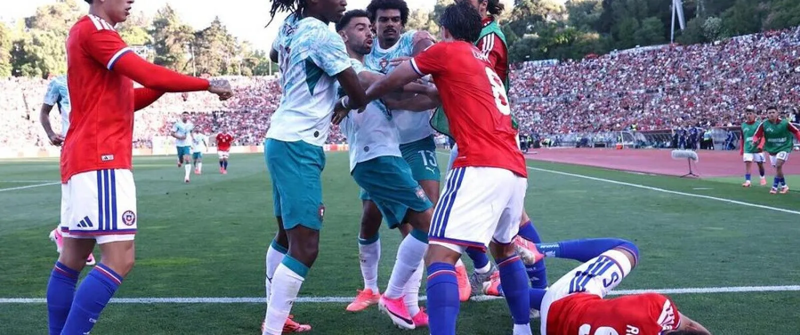 « Je voulais simplement protéger mon coéquipier » : Rafael Leão se justifie après son vilain geste face au Chili - Guillaume Jans