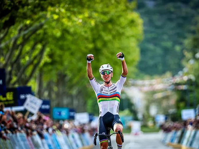 Tadej Pogacar refait le coup : 74 kilomètres en solitaire pour remporter les Championnats d’Europe