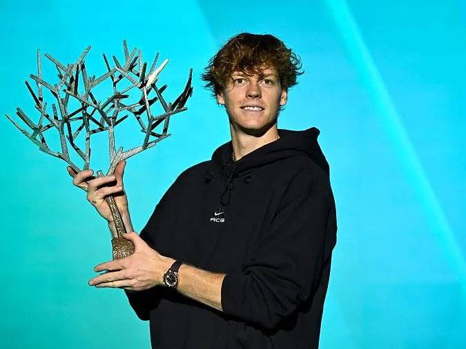 Le titre et la place de numéro 1 mondial, Jannik Sinner fait coup double à Paris