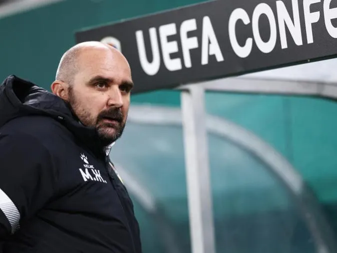 Triste jour pour le football : un entraîneur décède en plein match en Serbie après un malaise cardiaque