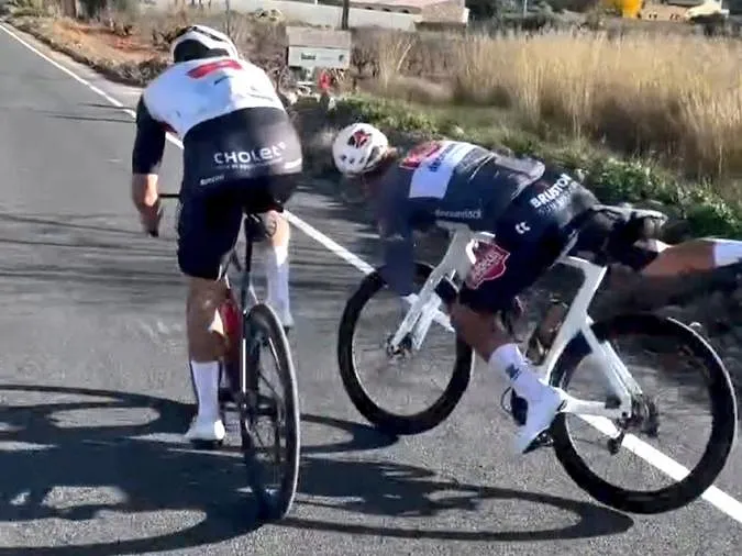 Mathieu van der Poel évite de justesse une très grosse chute à l’entraînement (video)