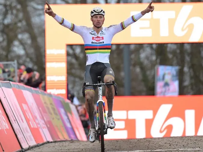 Malgré une chute, Mathieu van der Poel lance sa saison par une victoire à Namur
