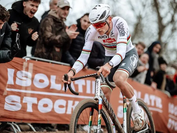 Cyclocross : encore intouchable à Hofstade, van der Poel s’impose devant van Aert, Nys 4e !