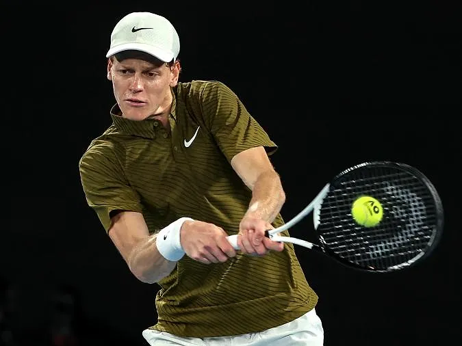 Open d’Australie : Jannik Sinner triomphe de Ben Shelton en trois sets et rejoint Novak en demi