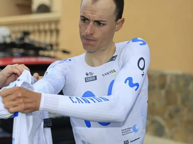 Un adversaire de moins pour Remco : Enric Mas forfait pour l’UAE Tour après une chute à l’entraînement