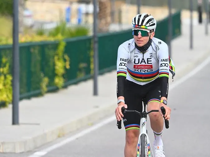 « Vous attendez deux minutes ou vous me montrez votre doigt d’honneur ? » : Pogacar fâché sur un fan à qui il demande d’attendre pour une photo