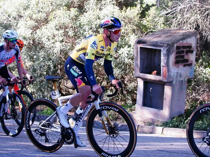 À peine arrivé aux Émirats, et sous 38 degrés, Remco Evenepoel a déjà sorti son vélo