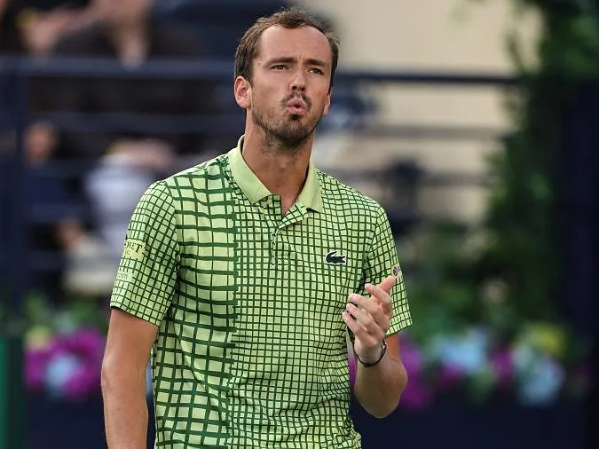« Je peux vous dire que tout va bien » : Daniil Medvedev, bloqué à Dubaï à cause du conflit au Moyen-Orient