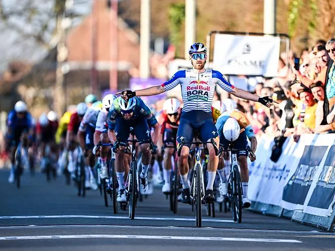 Jordi Meeus s’impose au Samyn, Wout van Aert joue encore de malchance