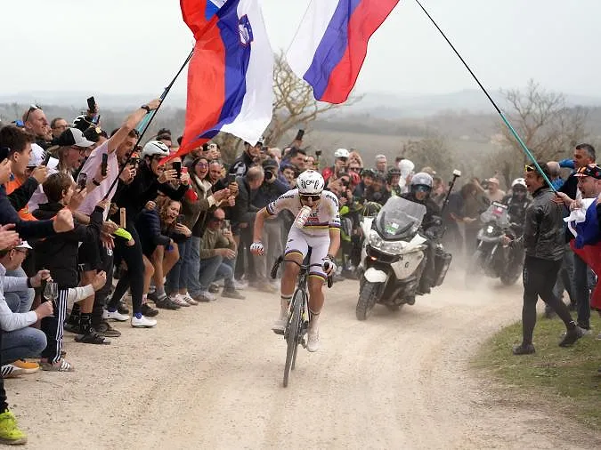 Tout simplement trop fort : Tadej Pogacar part en solo à 80 km de l’arrivée, et remporte pour la troisième fois consécutive, les Strade Bianche