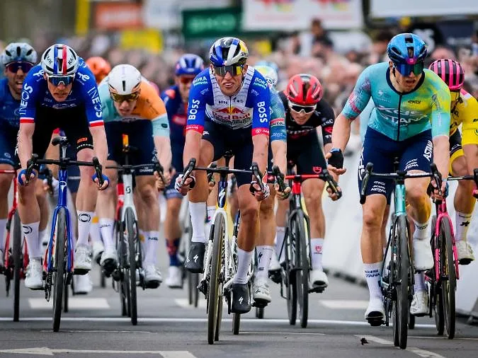 Max Kanter remporte la seconde étape de Paris-Nice, Jasper Stuyven sur le podium