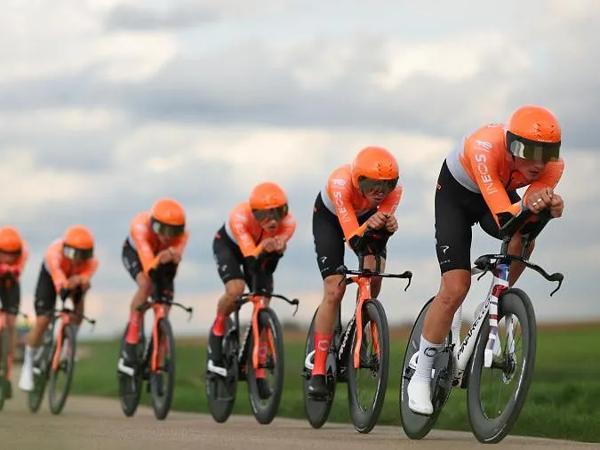 Paris-Nice : INEOS Grenadiers, les plus forts sur le « chrono » par équipes, Juan Ayuso maillot jaune