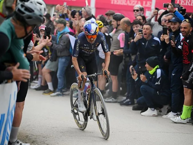 Milan-Turin : Tom Pidcock s’impose en costaud, Cian Uijtdebroeks 5e